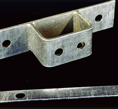 Attache arrière de glissières pour raccordement au poteau d'acier